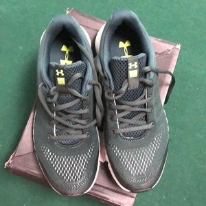 Under Armour boys size 5 sneakers never worn.